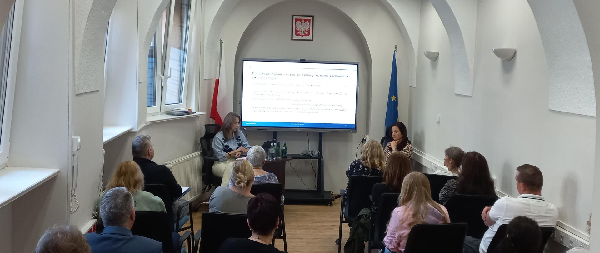 Pracownicy Wojewódzkiego Inspektoratu Inspekcji Handlowej na szkoleniu pt. "Prewencja zagrożeń psychospołecznych w miejscu pracy."