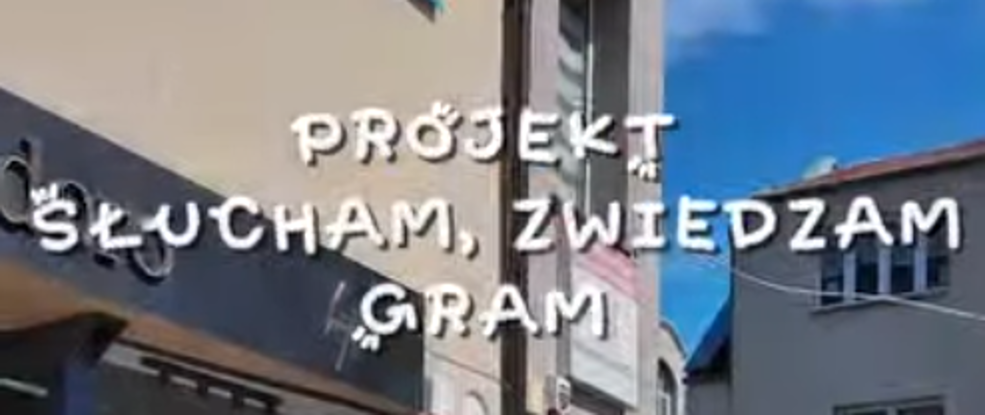Dzieci z przedszkoli wraz z nauczycielką idące do Państwowej Szkoły Muzycznej I st. w Lublińcu w ramach Projektu „Słucham, zwiedzam, gram” 