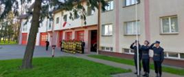 Na zdjęciu widać strażaków podczas uroczystego apelu z okazji dnia Flagi Rzeczpospolitej Polskiej