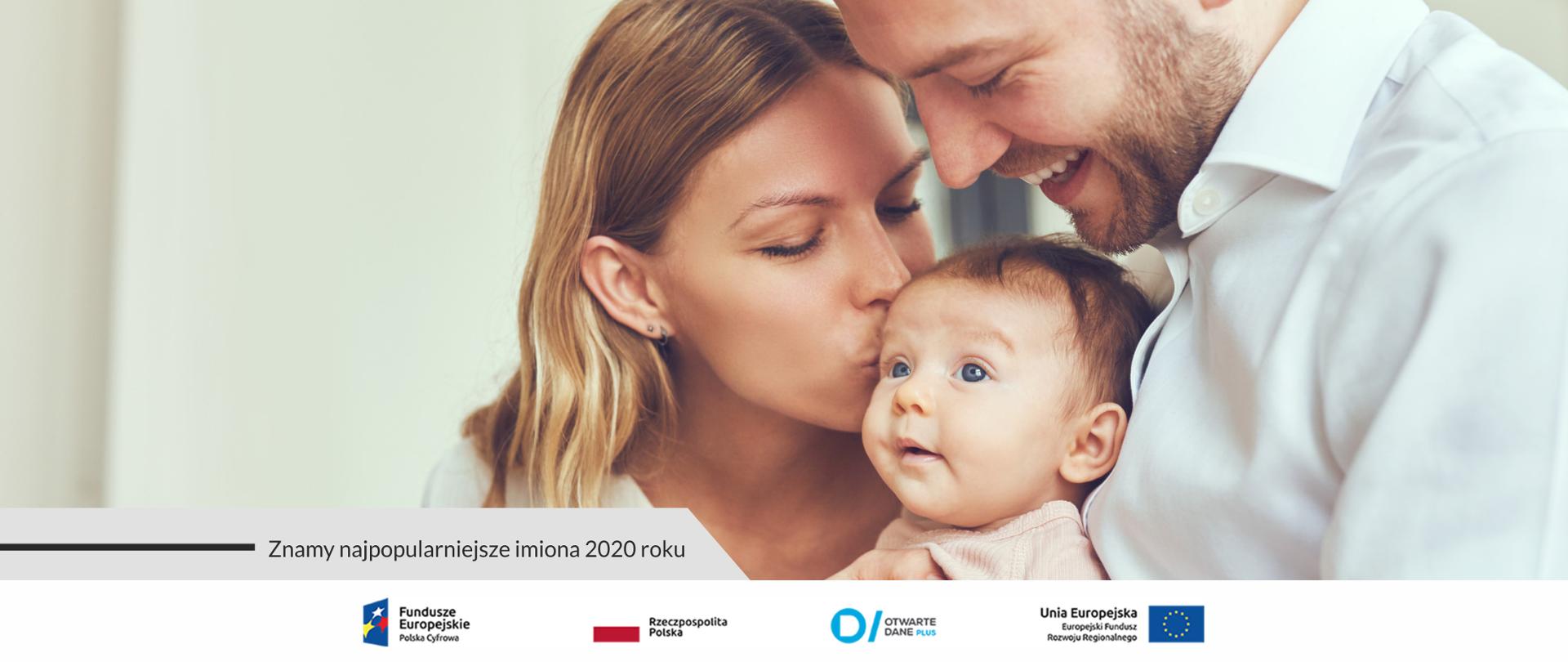 Grafika. Uśmiechnięci rodzice przytulają kilkumiesięczne dziecko. Obok napis: Znamy najpopularniejsze imiona 2020 roku. 