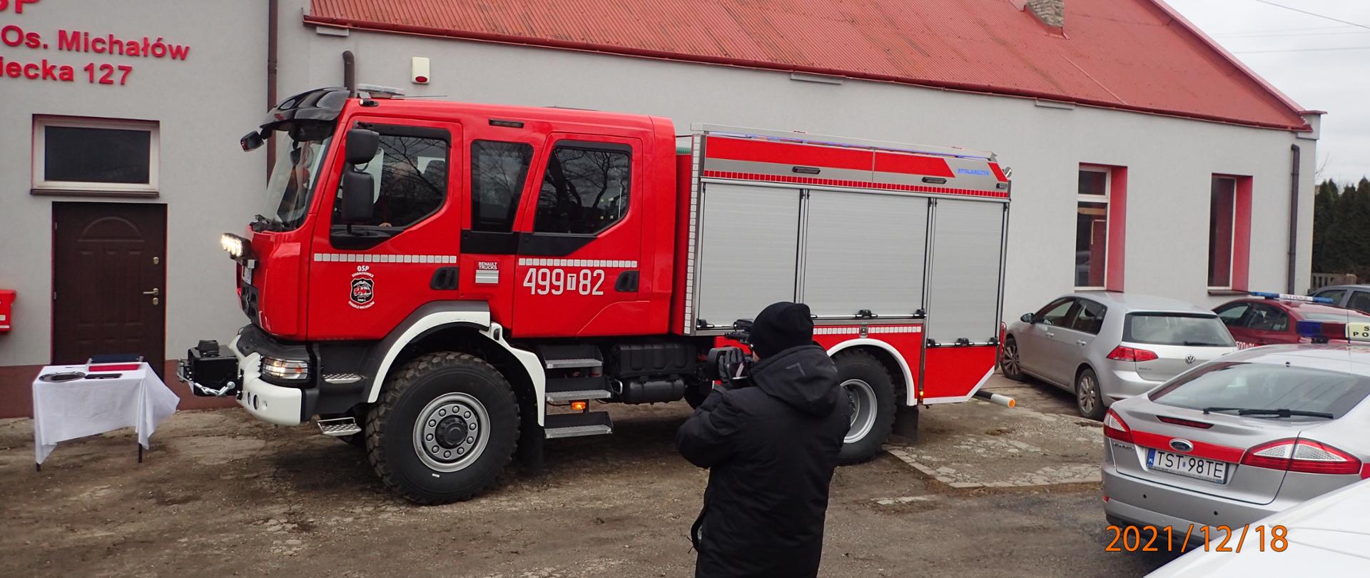 Przekazanie samochodu ratowniczo gaśniczego dla OSP Starachowice osiedle Michałów, samochód na tle remizy OSP