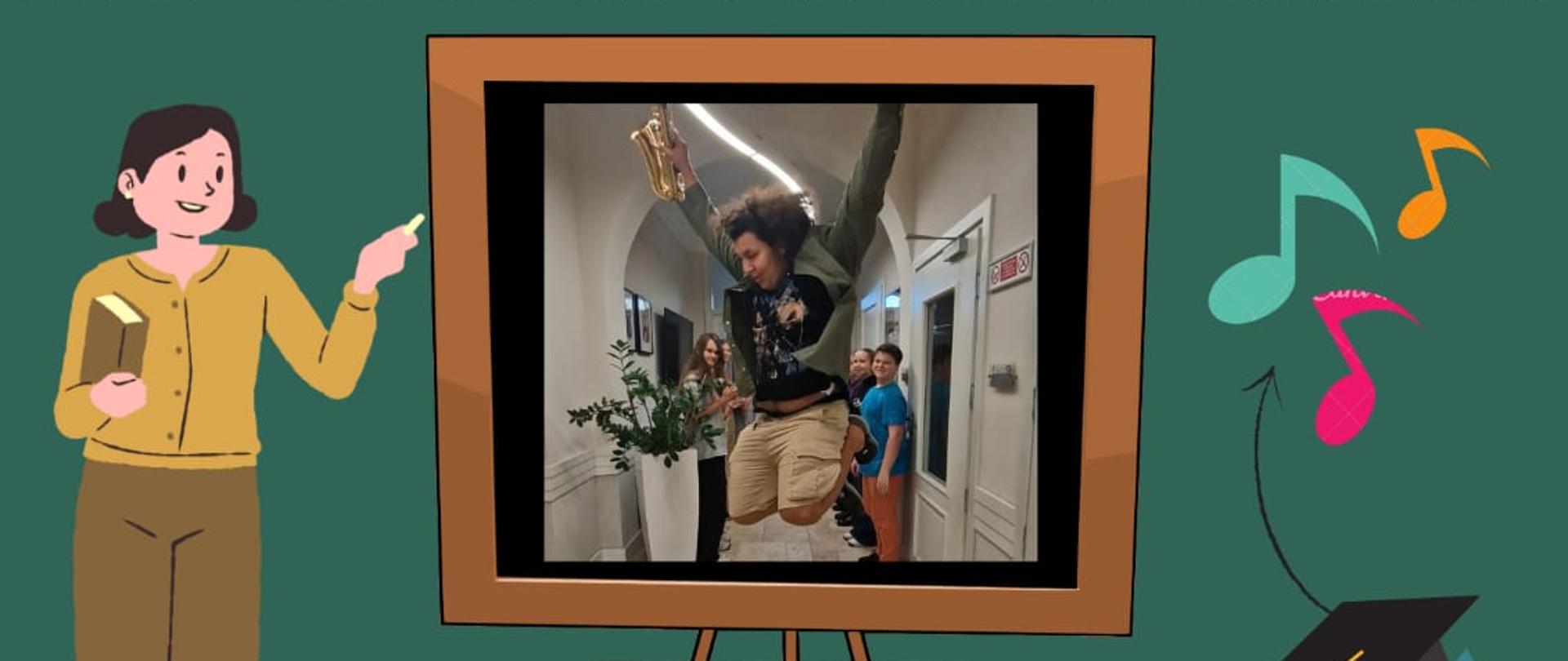 Plakat ma wygląd szkolnej tablicy z zielonym tłem i drewnianą ramą u góry. Główna treść - Rada Rodziców i Samorząd Uczniowski zapraszają na uroczystą akademię z okazji Dnia Edukacji Narodowej oraz Pasowania Uczniów Klas Pierwszych. Wydarzenie odbędzie się 17 października 2024 roku o godzinie 17:00 w sali koncertowej PSM I stopnia w Kępnie - jest napisana białą i żółtą czcionką o szkolnym charakterze. W lewym dolnym rogu znajduje się ilustracja nauczycielki w żółtej bluzce i brązowych spodniach, trzymającej książkę i kredę. W prawym dolnym rogu jest rysunek niebieskiej sówki w birecie, nad którą unoszą się kolorowe nutki. W centralnej części plakatu znajduje się ilustracja tablicy szkolnej na stojaku, na której umieszczono zdjęcie. Zdjęcie przedstawia młodą osobę w skoku, trzymającą saksofon. W tle widać korytarz szkolny oraz kilka osób obserwujących sytuację. Plakat łączy elementy rysunkowe z fotografią.