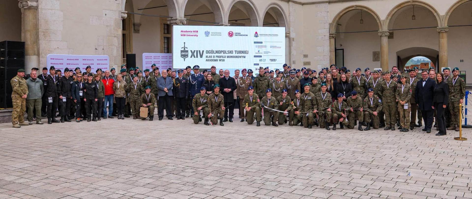 Dwa wyjątkowe wydarzenia na Wawelu. Mundurowi wspólnie uczcili służbę i tradycję