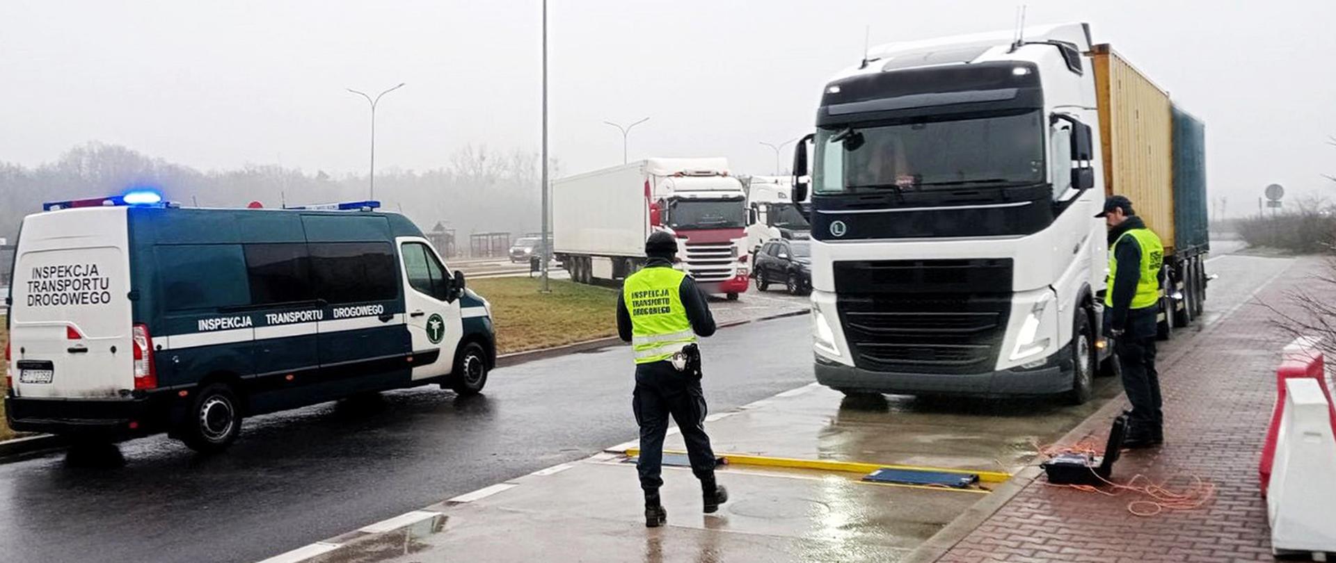 Zespół 3 pojazdów zatrzymany przez inspektorów wielkopolskiej Inspekcji Transportu Drogowego w trakcie ważenia
