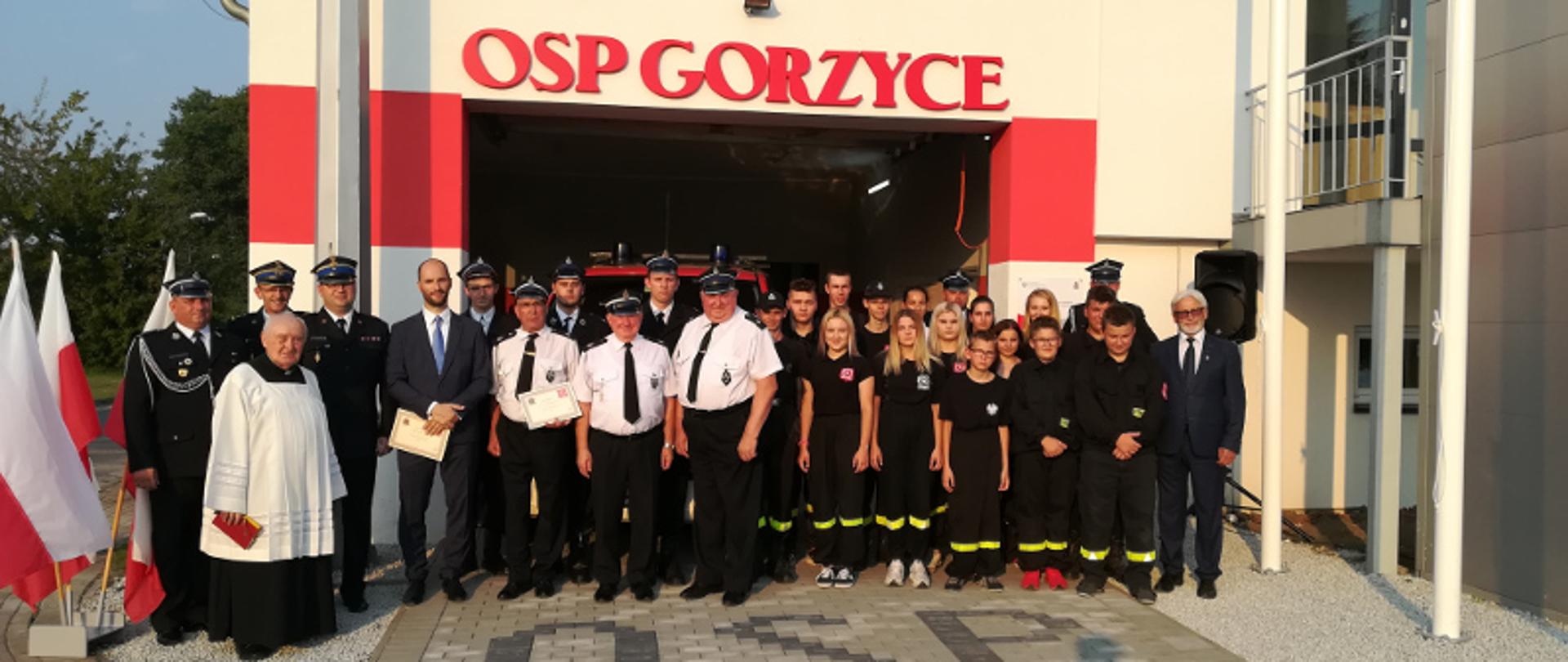Gorzyce - przekazanie samochodu - strażacy zebrani przed strażnicą OSP Gorzyce pozują do pamiątkowego zdjęcia.