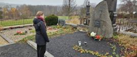 foto główne - konsul Samborska przed grobem nieznanego polskiego żołnierza w Lipovej