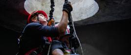 Zdjęcie przedstawia ćwiczenie podczas ewakuacji poszkodowanego ze studzienki