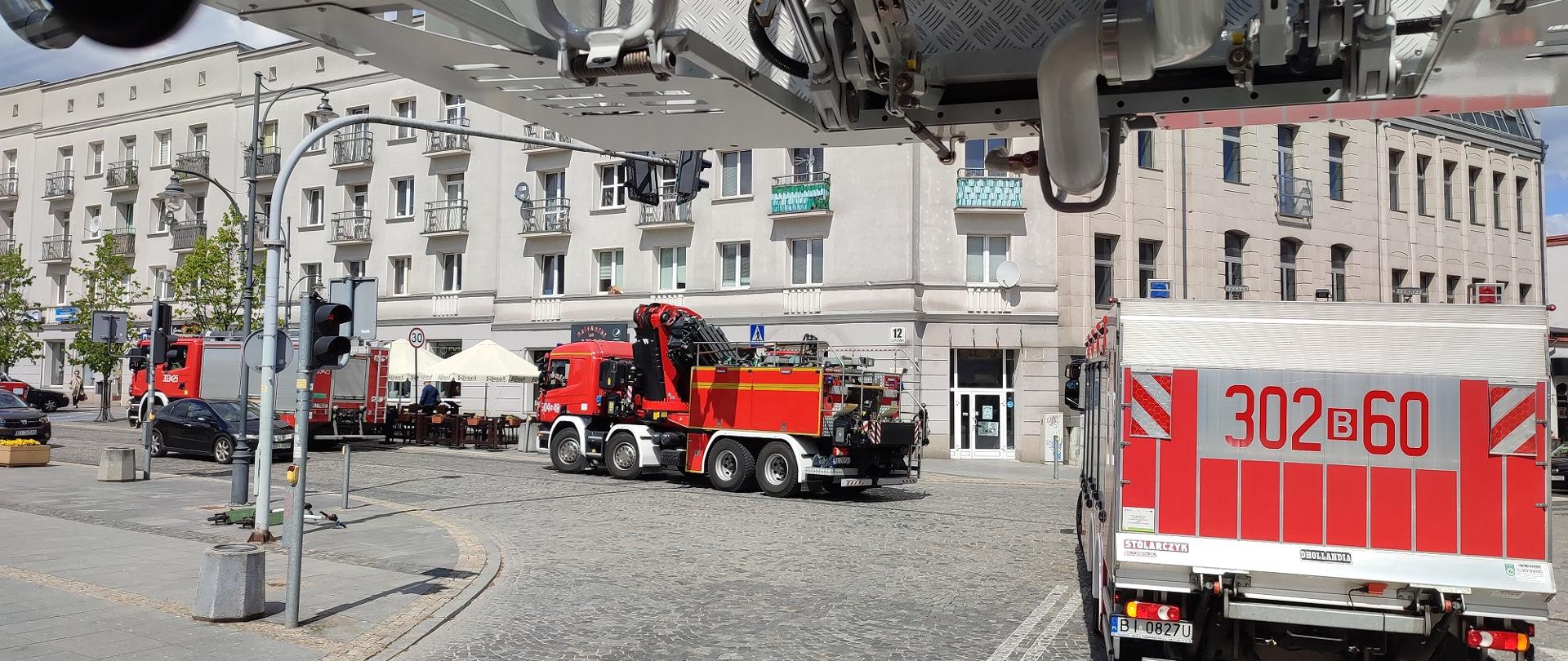 Uroczysty przejazd kolumny pojazdów pożarniczych ulicami Białegostoku