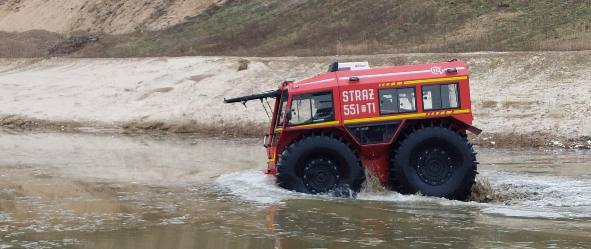 pojazd wielozadaniowy jedzie przez rzekę, 