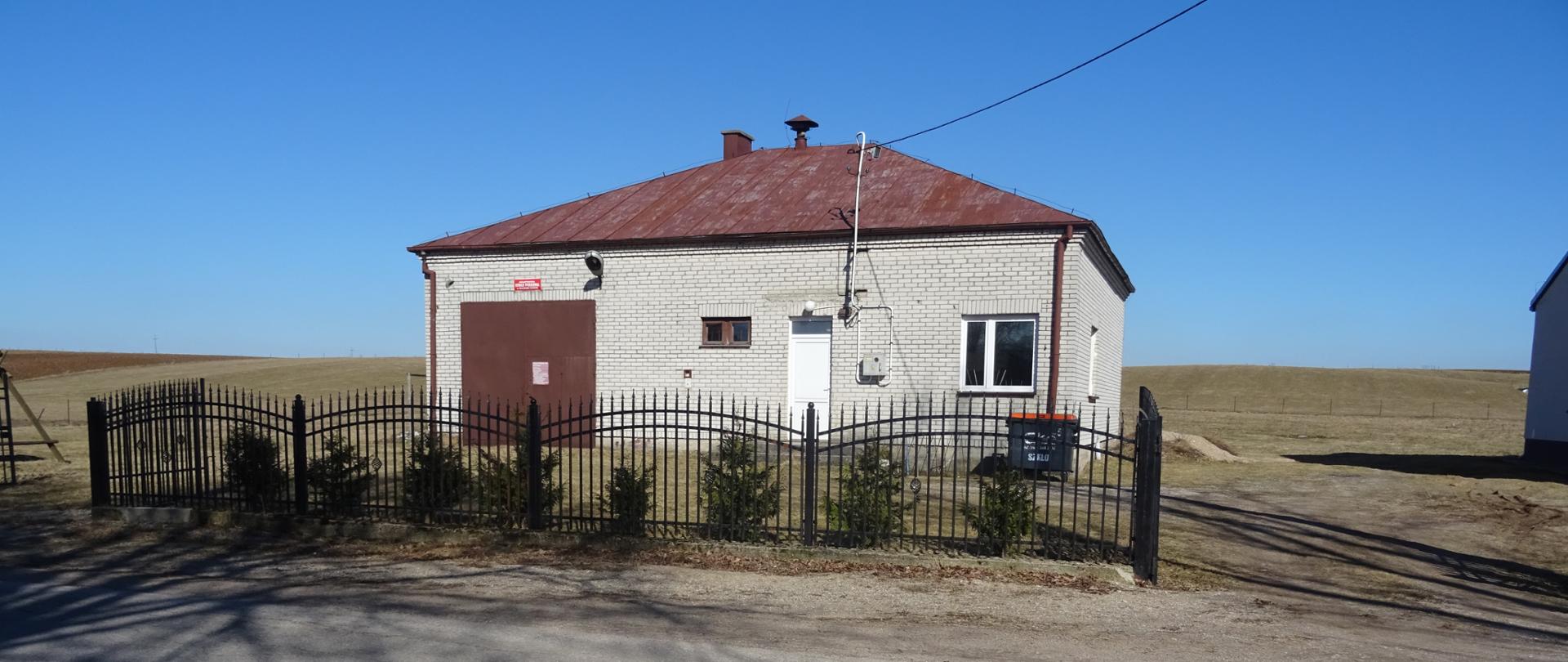 Widok remizy z daleka