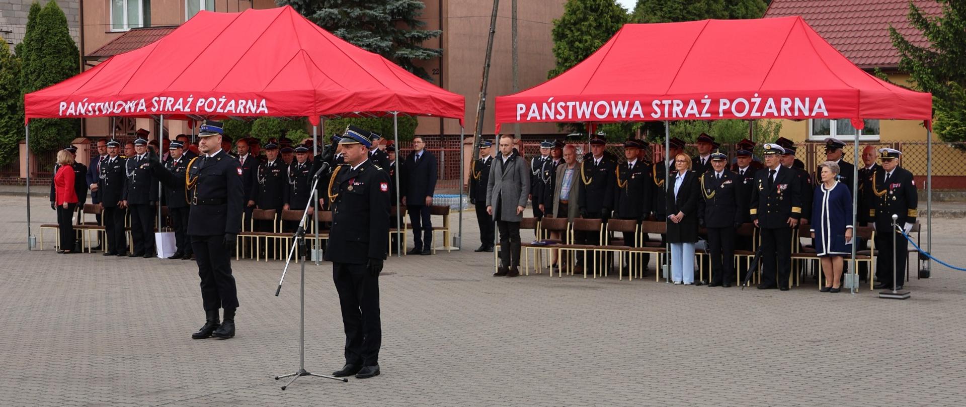Na zdjęciu widać kobiety i mężczyzn