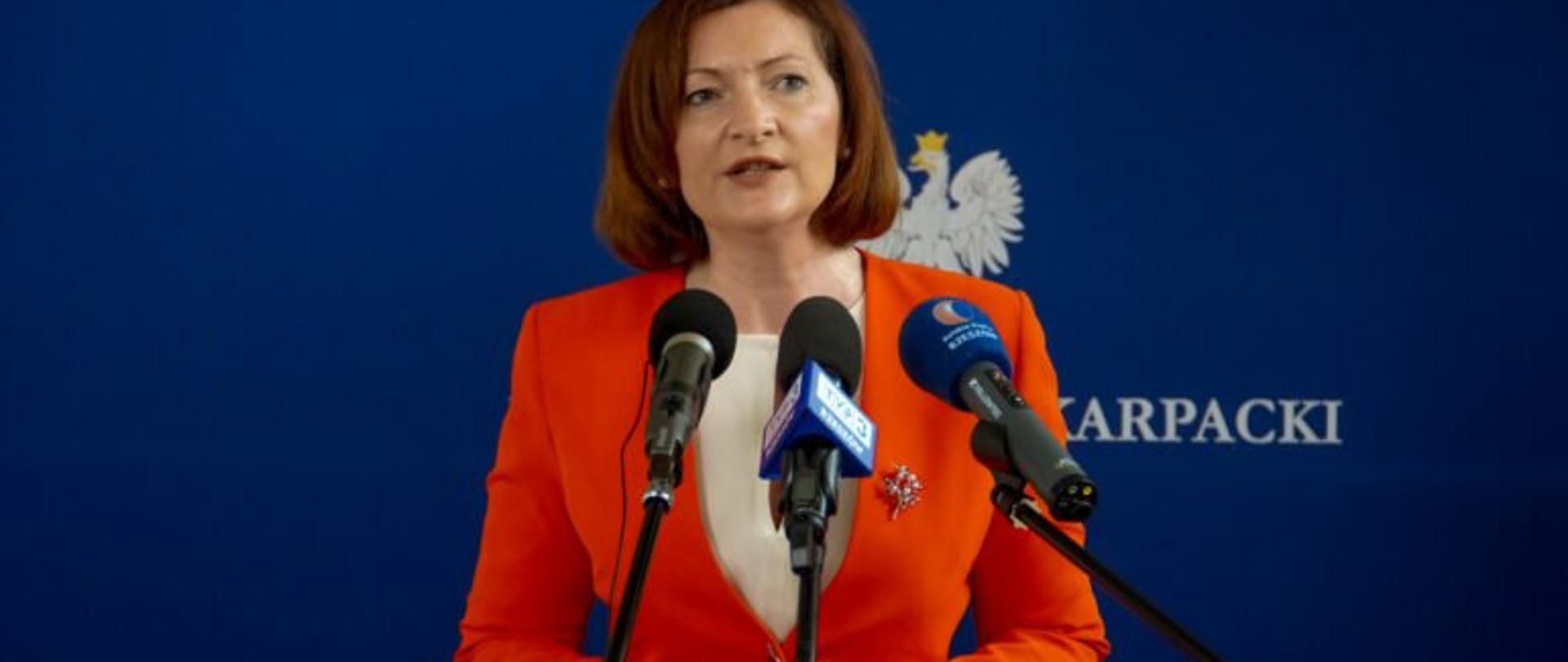 Wojewoda podkarpacki Ewa Leniart podczas konferencji prasowej dotyczącej środków na przewozy autobusowe