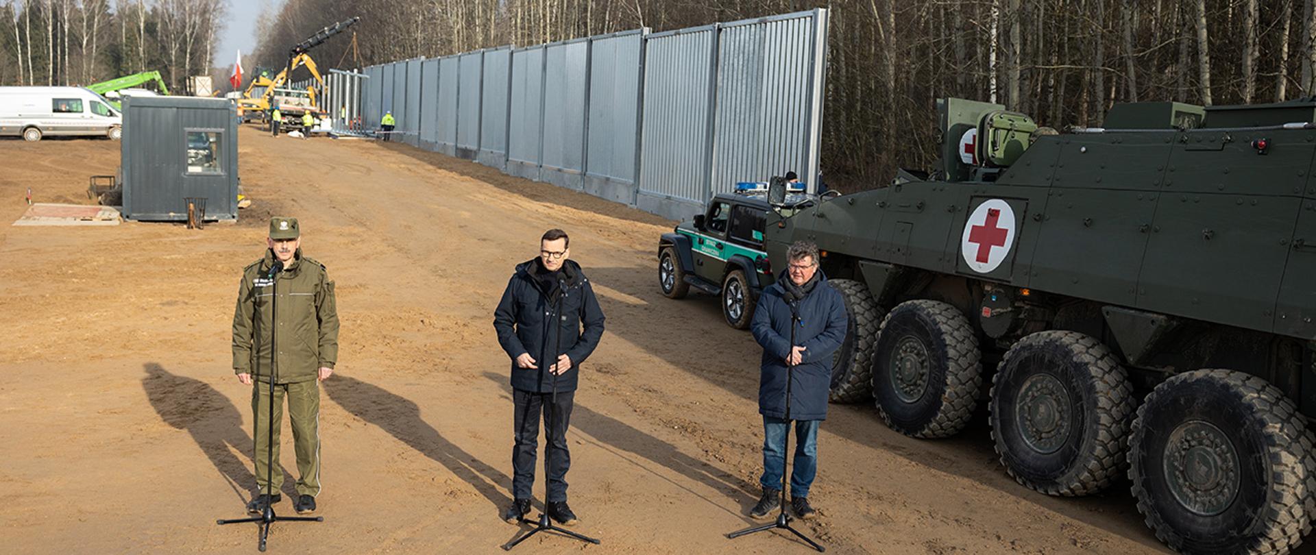 Premier Mateusz Morawiecki, wiceminister Maciej Wąsik i komendant główny Straży Granicznej gen. dyw. SG Tomasz Praga