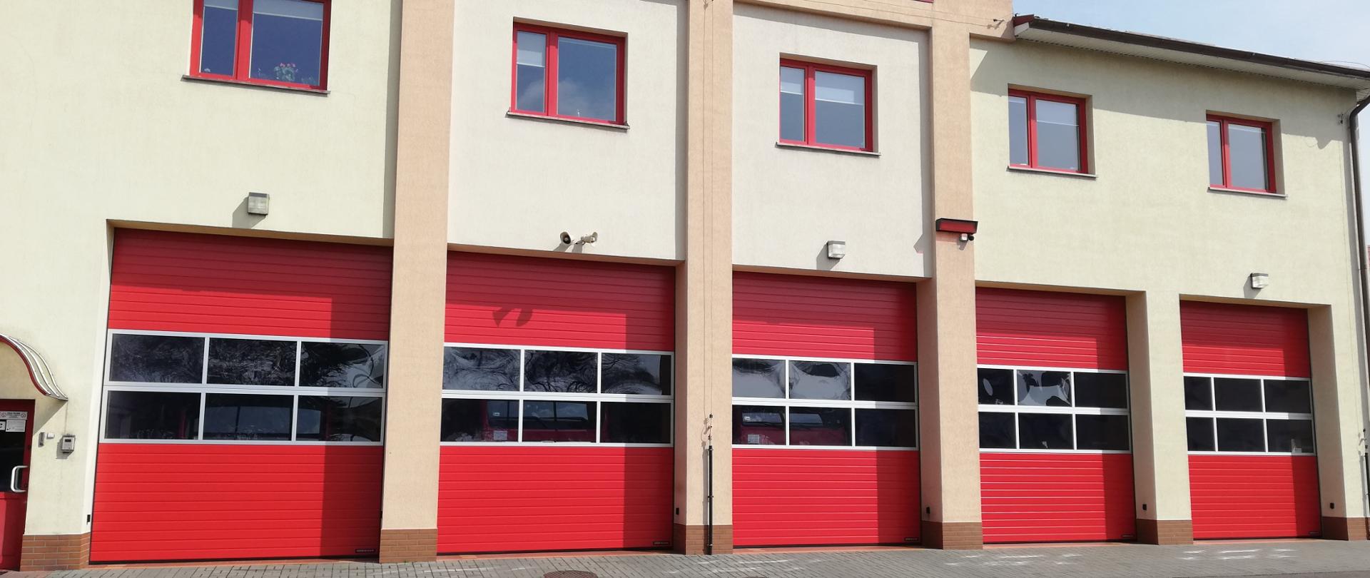 Zdjęcie przedstawia obraz elewacji budynku Jednostki Ratowniczo-Gaśniczej z nowymi bramami garażowymi.
