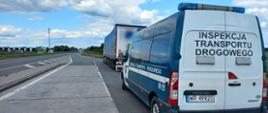 Na pierwszym planie (od prawej): tył oznakowanego furgonu mazowieckiej Inspekcji Transportu Drogowego. W tle: ciągnik siodłowy z podpiętą naczepą typu firanka stoi w zatoce kontrolnej przy ekspresowej „ósemce”.