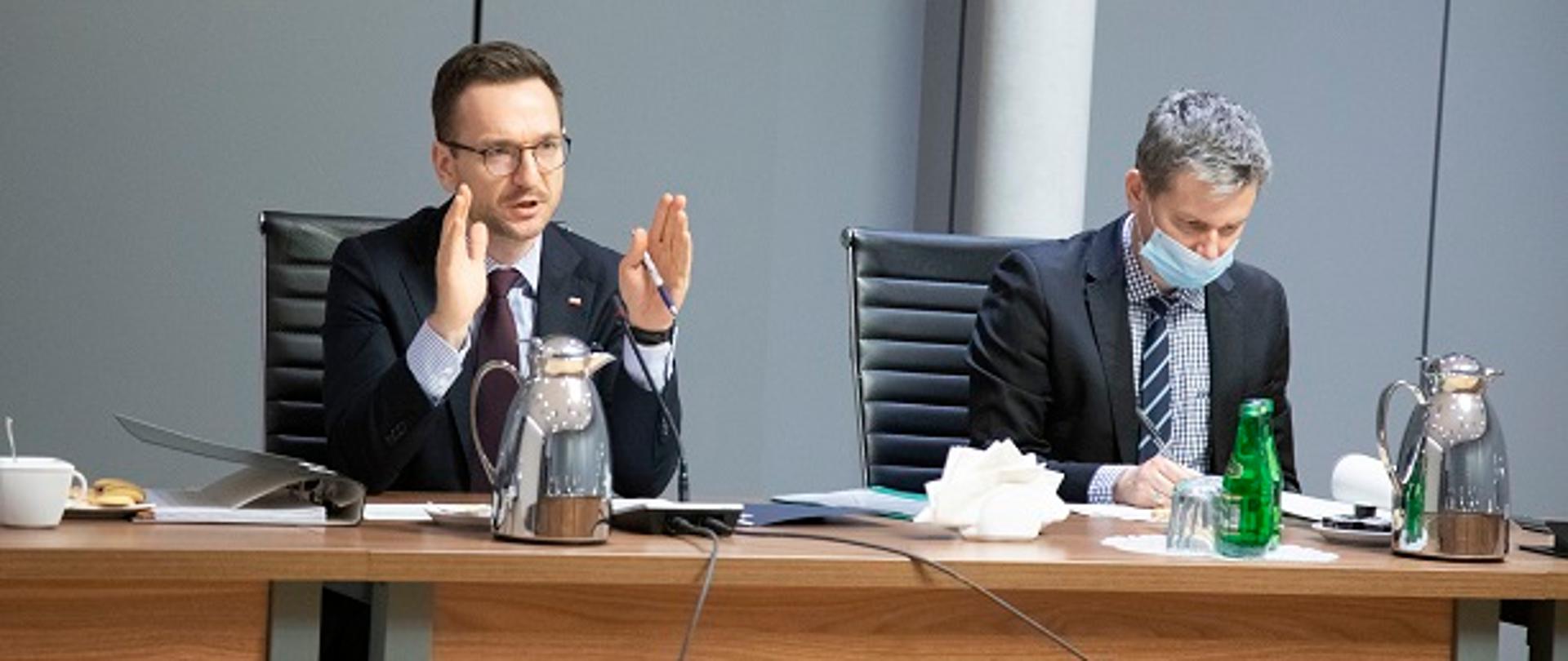 Minister Waldemar Buda oraz przedstawiciel MFiPR siedzą za stołem konferencyjnym.