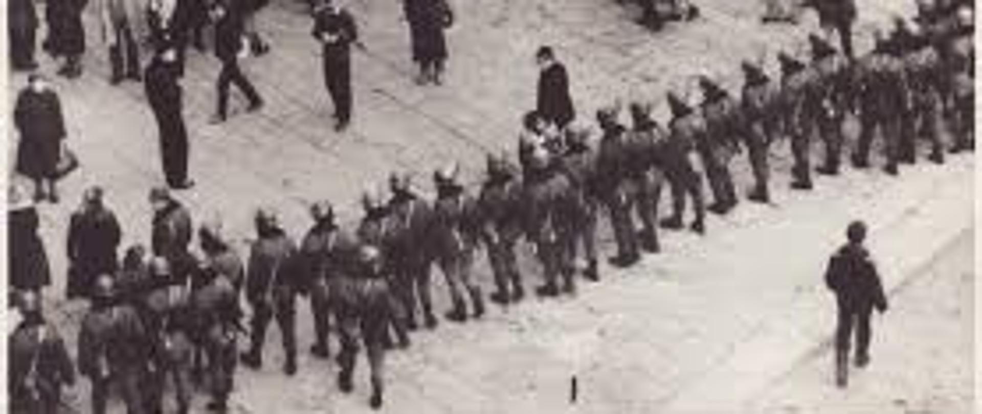 Fotografia dokumentująca demonstracje i akcje ZOMO podczas stanu wojennego w Polsce w latach 1981-1983.