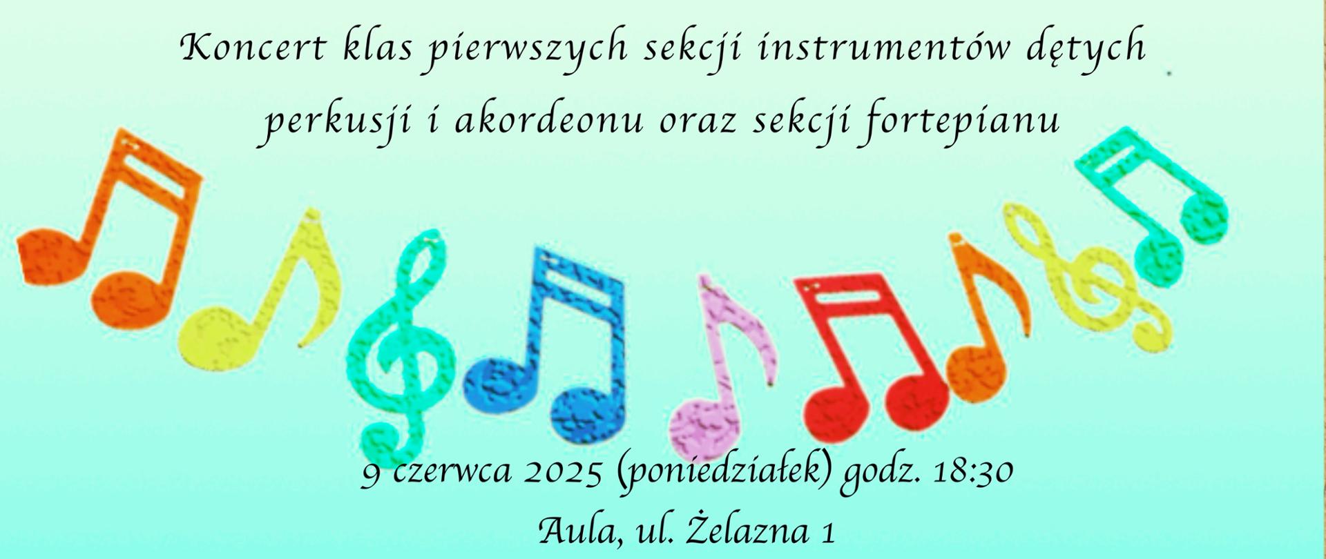 Na seledynowym tle, w środku kolorowe nuty i klucze wiolinowe bez pięciolinii. U góry napis Koncert klas pierwszych sekcji instrumentów dętych, perkusji i akordeonu oraz sekcji fortepianu.