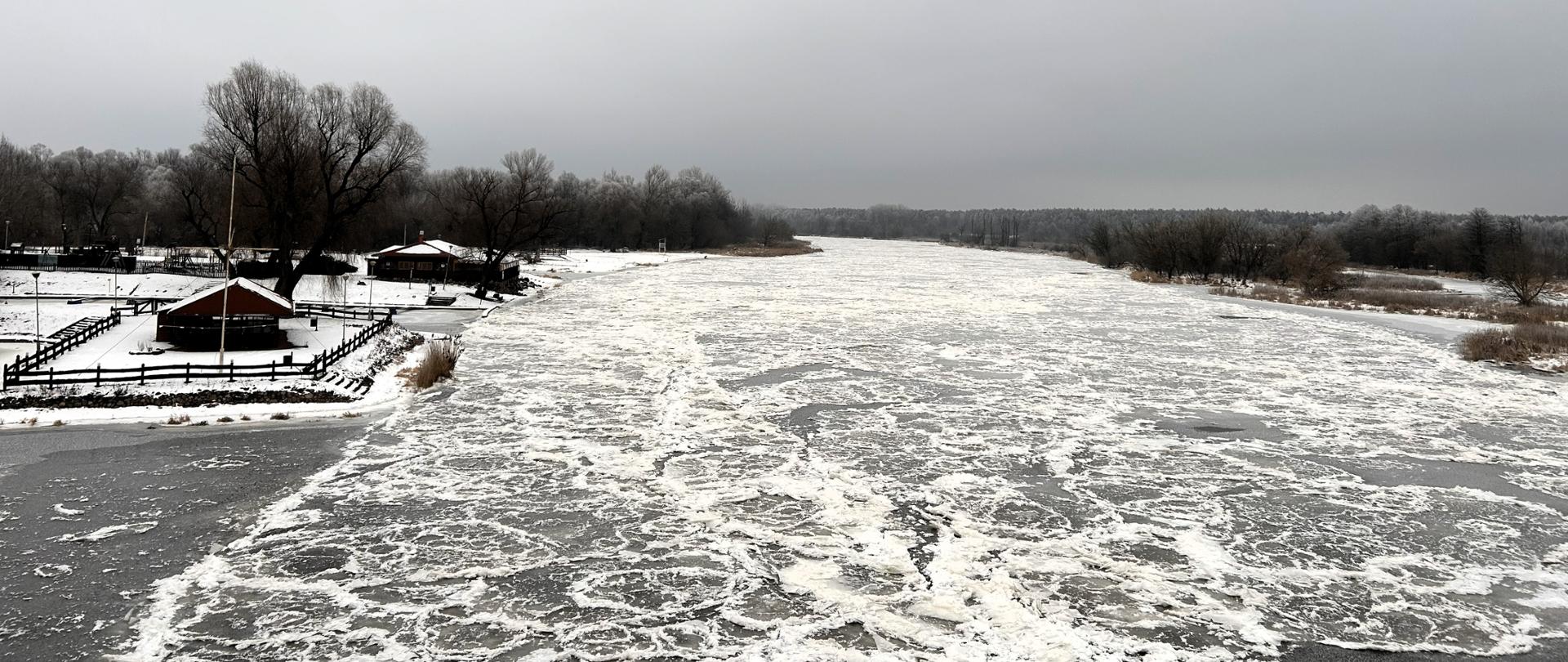 Wody Polskie prowadzą kolejny dzień bieżącego monitoringu zjawisk lodowych na rzekach Bug i Narew