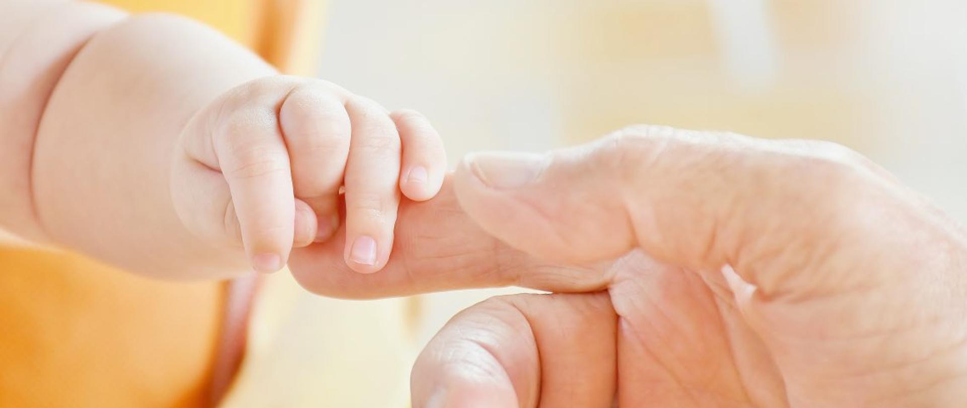 Troskliwy-rodzic-Kompetentny-lekarz-i-pielęgniarka-baby-2416718-1140x520