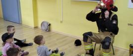 Na zdjęciu pokazy sprzętu strażackiego dla przedszkolaków