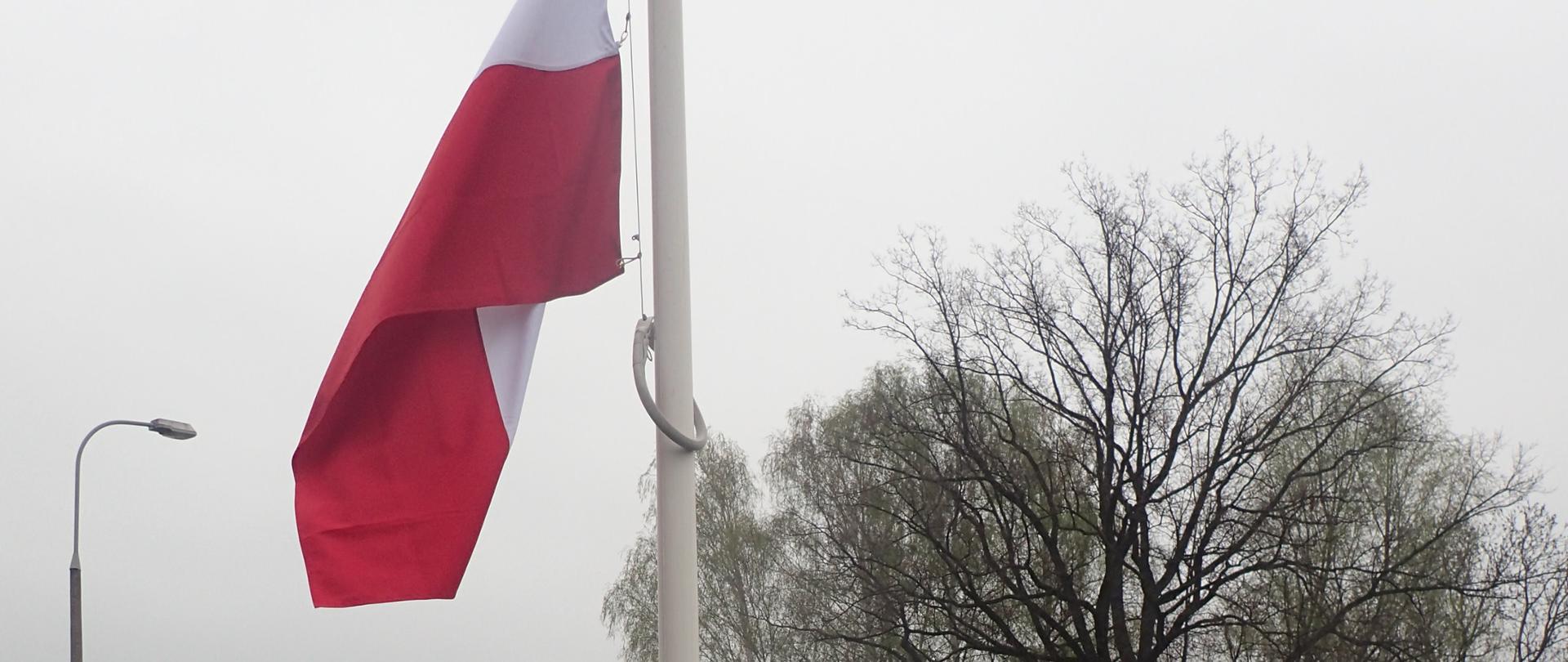 Uroczyste podniesienie flagi państwowej na maszt z okazji Święta Flagi