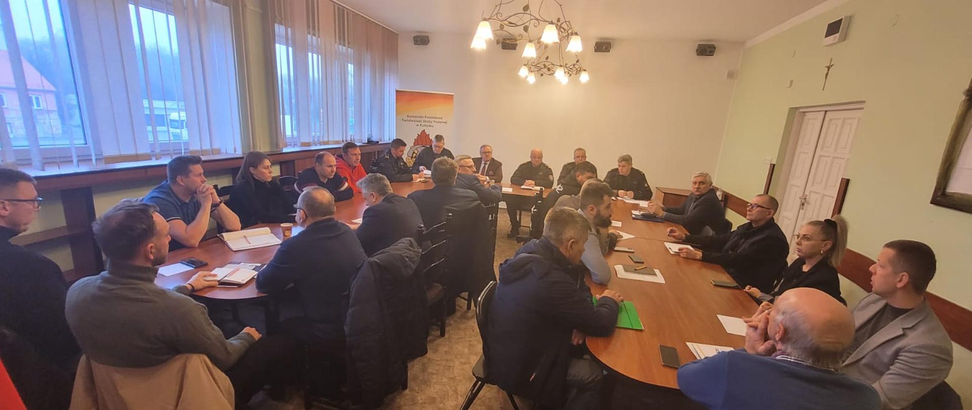 Spotkanie robocze z przedstawicielami władz gminnych powiatu pułtuskiego oraz osobami odpowiedzialnymi za bezpieczeństwo i zarządzanie kryzysowe na terenie gmin a także Prezesami Zarządu Powiatowego i Zarządów Gminnych ZOSP RP oraz Prezesami/Naczelnikami jednostek OSP z ksrg. 
