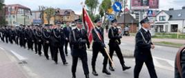 Zdjęcie przedstawia przemarsz strażaków ulicami Sierakowic