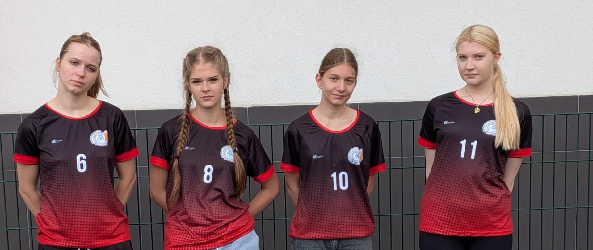 Uczennice w strojach sportowych