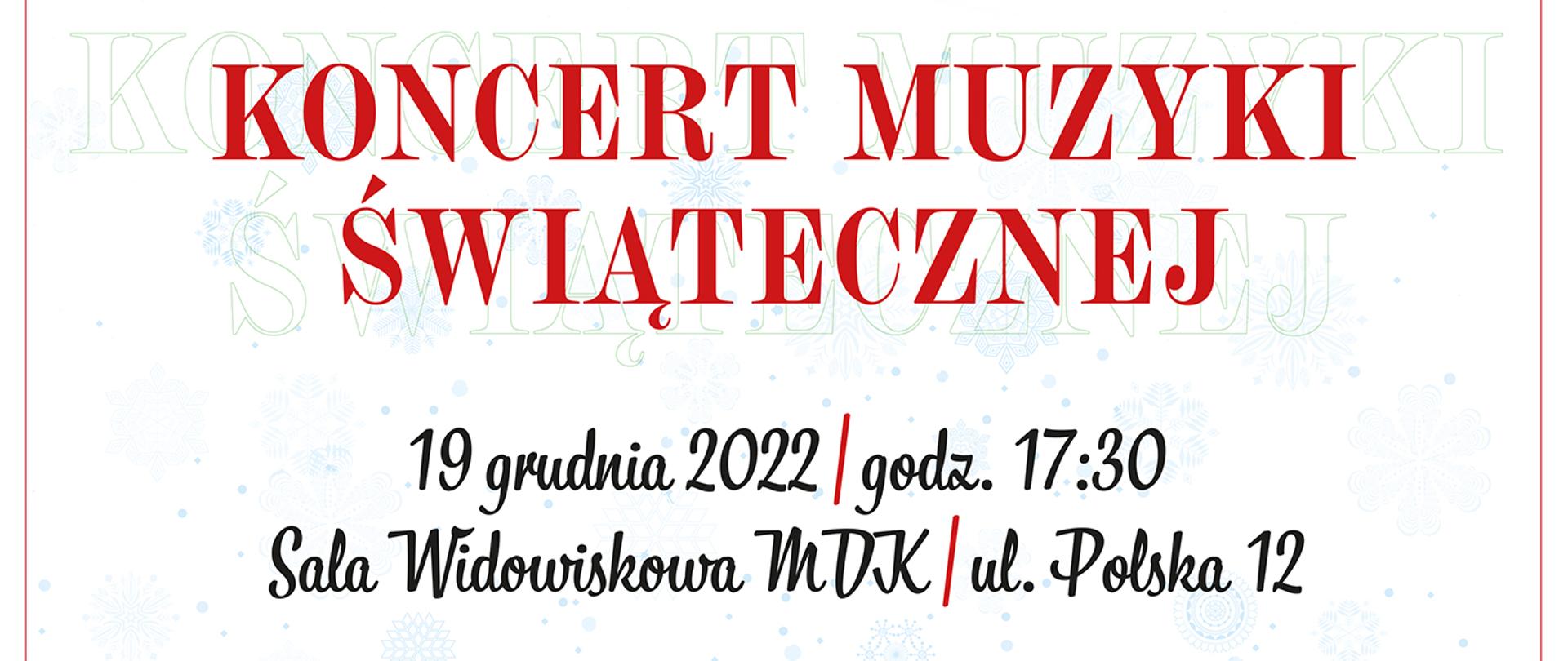 Plakat zapraszający na Koncert Muzyki Świątecznej w wykonaniu uczniów Szkoły Muzycznej. Na górze, znajduje się logo z pełną nazwa szkoły. Za logiem gałązki świerku udekorowane jarzębiną, bombkami. poniżej dwie czerwone nuty i klucz wiolinowy leżące na kartkach z zapisem nutowym. Na środku plakatu czerwony napis: "KONCERT MUZYKI ŚWIĄTECZNEJ:. Poniżej data i miejsce koncertu. Całość znajduje się na białym tle . 