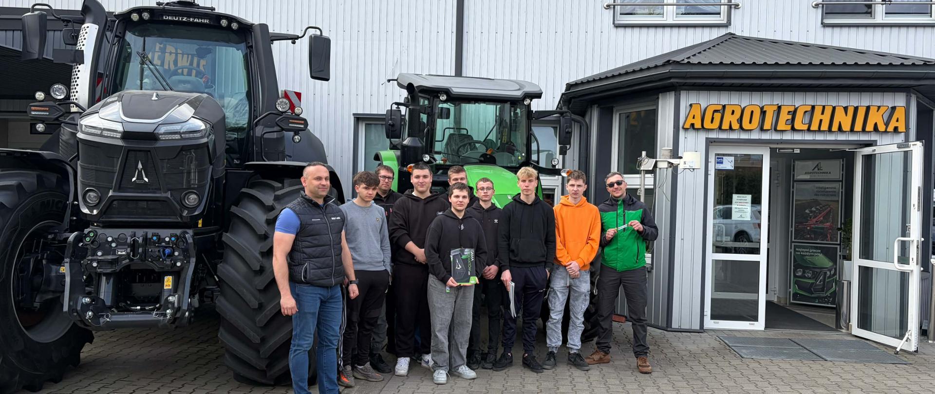 Zdjęcie pamiątkowe przed siedzibą Agrotechniki 