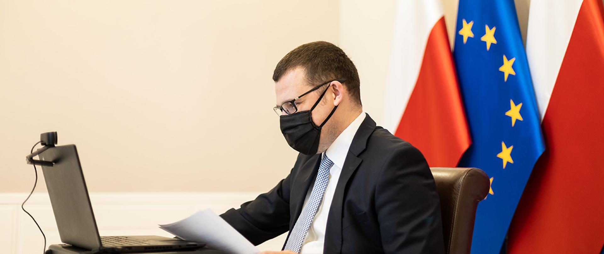 Na zdjęciu widać wiceministra Pawła Szefernakera siedzącego przed komputerem.
