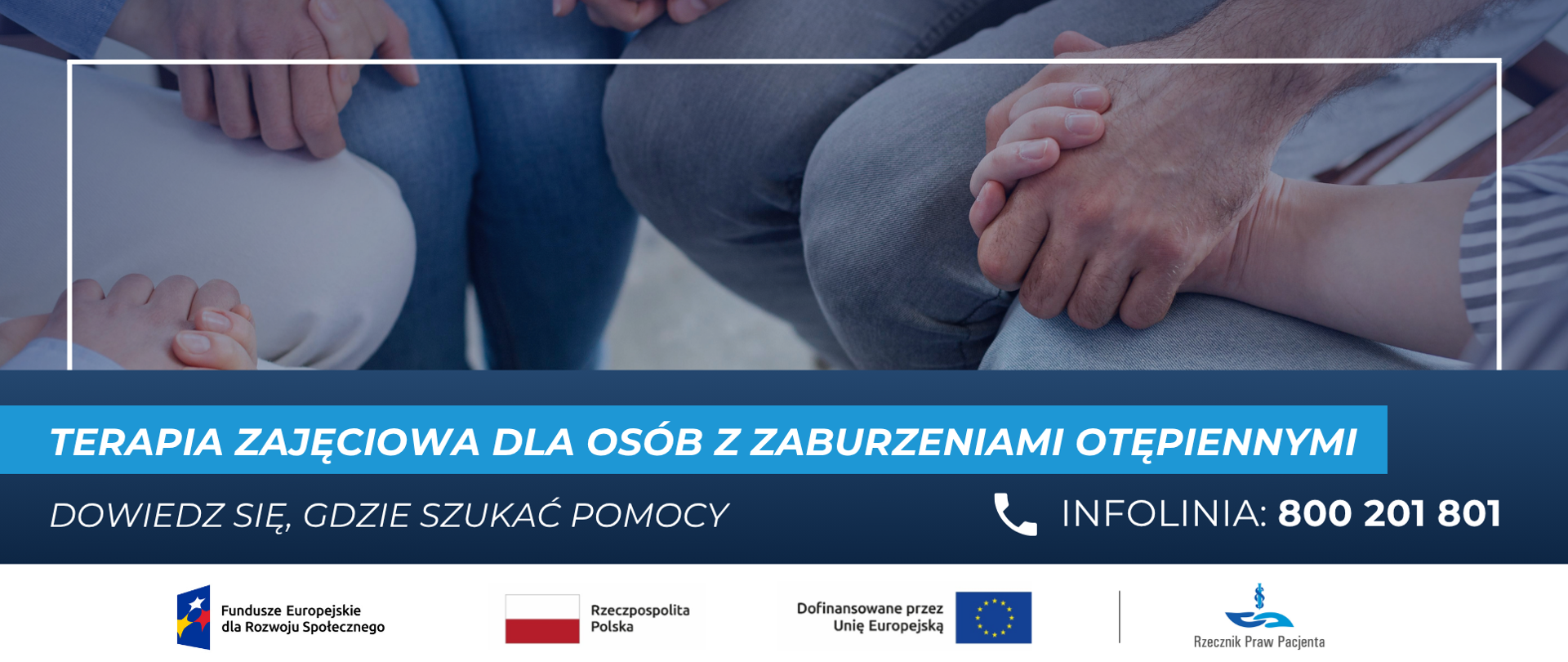 Osoby siedzą w kółku i trzymają się za ręce 