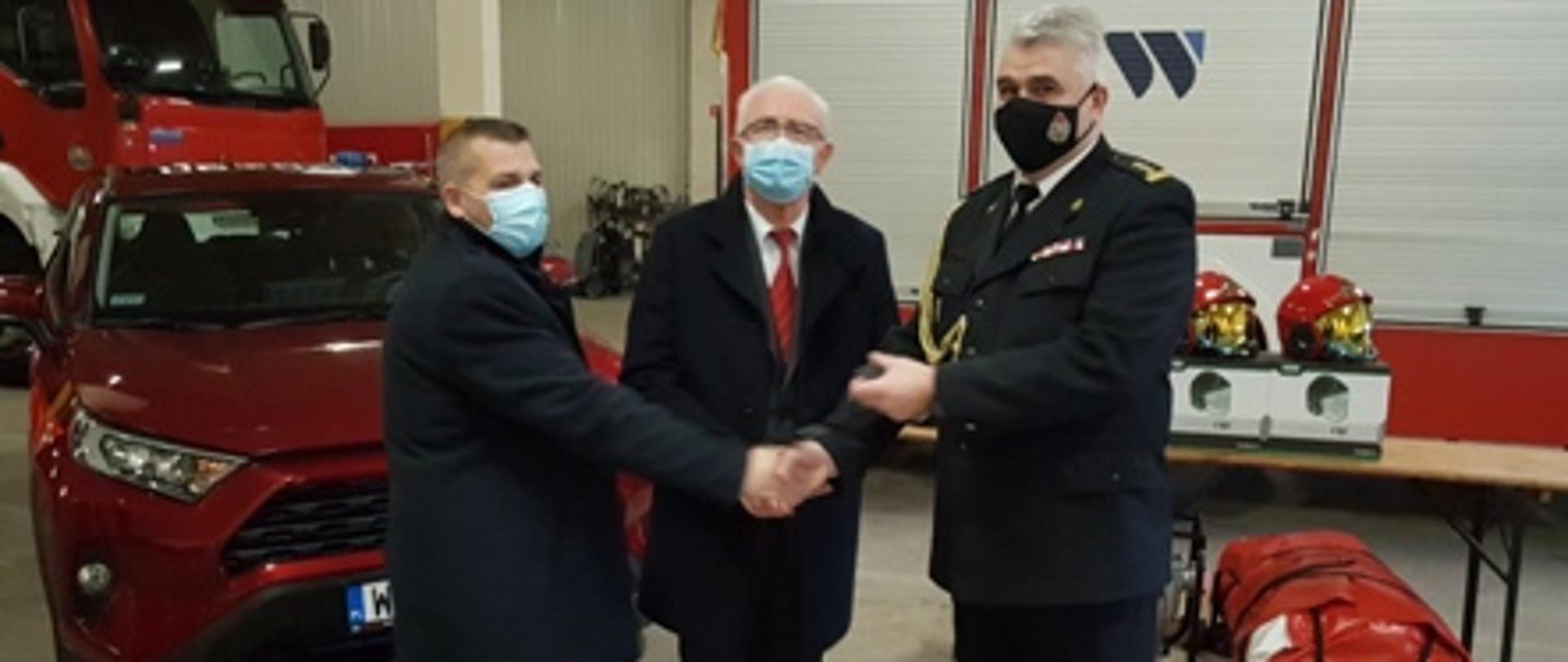 Starosta Powiatu Garwolińskiego wraz z przewodniczącym Rady Powiatu Waldemarem Trzaskowskim dokonali symbolicznego przekazania kluczyków na ręce Komendanta Powiatowego PSP w Garwolinie. 