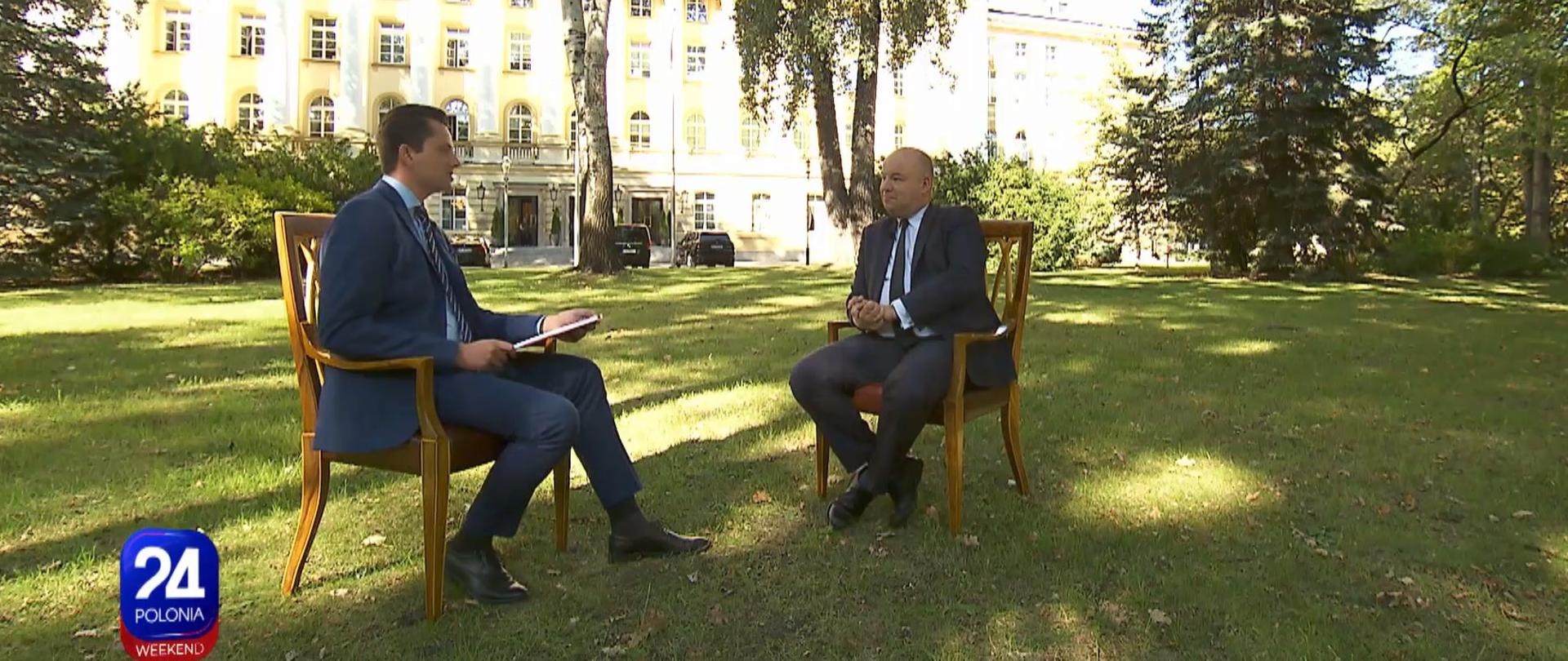Minister Jan Dziedziczak podczas udzielania wywiadu dla Polonia 24 -weekend ,w ogrodach KPRM.