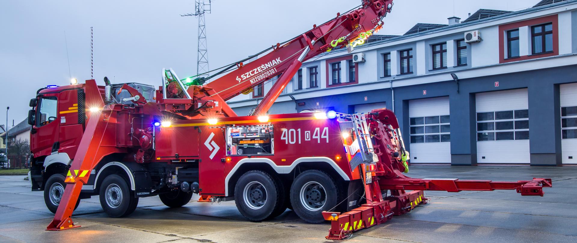 Ciężki samochód ratownictwa drogowego na podwoziu Renault K520 z napędem 8×4 ustawiony na placu KP PSP Brzeg