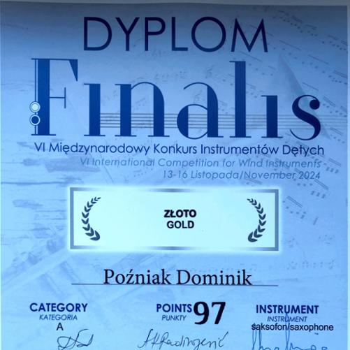 Dyplom w kolorze niebieskim. W nagłówku jest umieszczona nazwa konkursu, poniżej punktacja oraz podpisy jurorów.