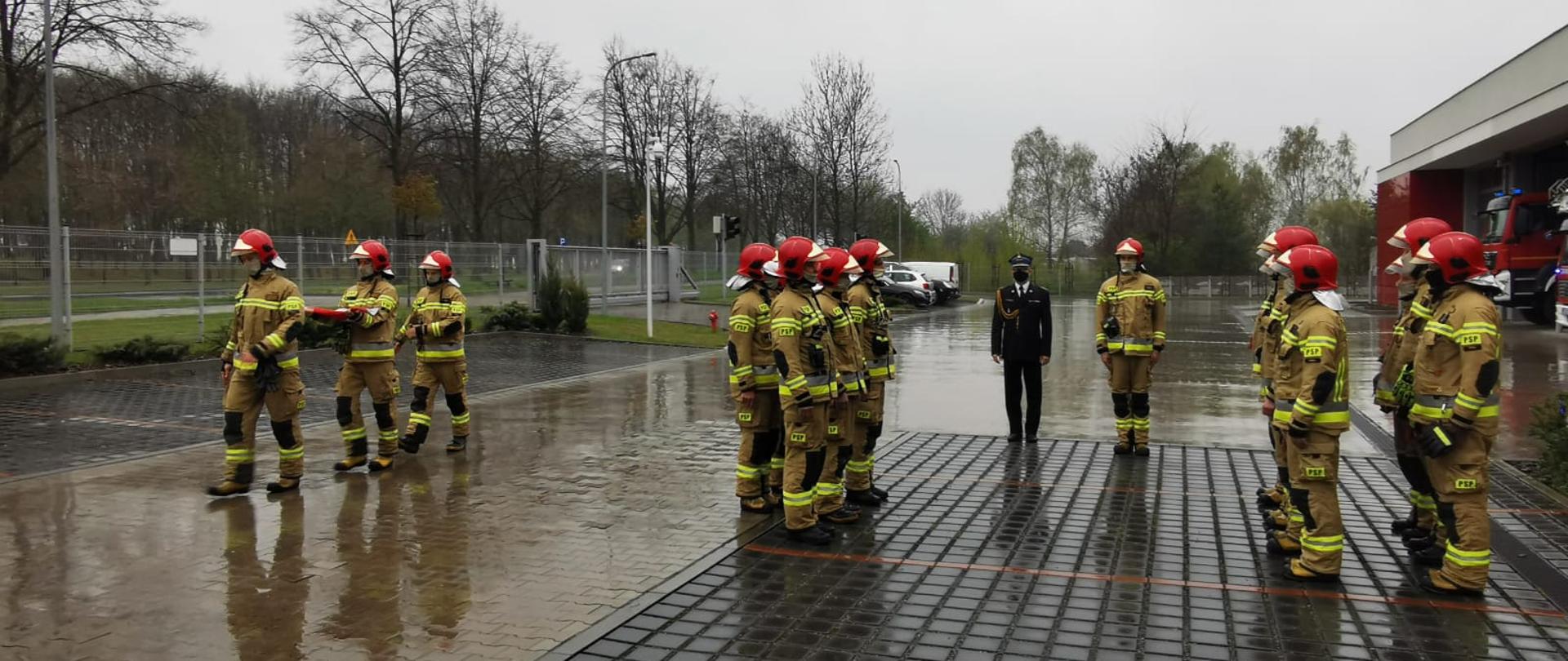 Na zdjęciu uroczysta zmiana służby zmian służbowych oraz poczet flagowy idący do podniesienia flagi
