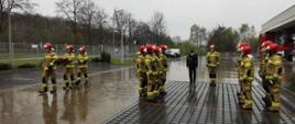 Na zdjęciu uroczysta zmiana służby zmian służbowych oraz poczet flagowy idący do podniesienia flagi