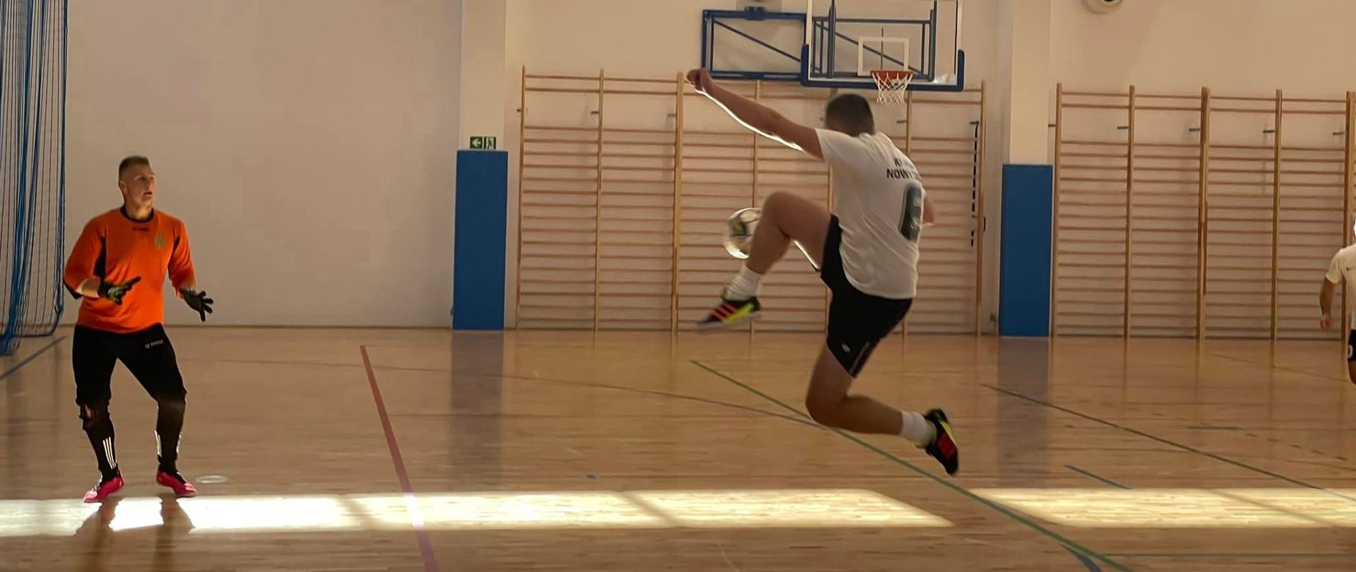 Strażak KM PSP przyjmuje piłkę