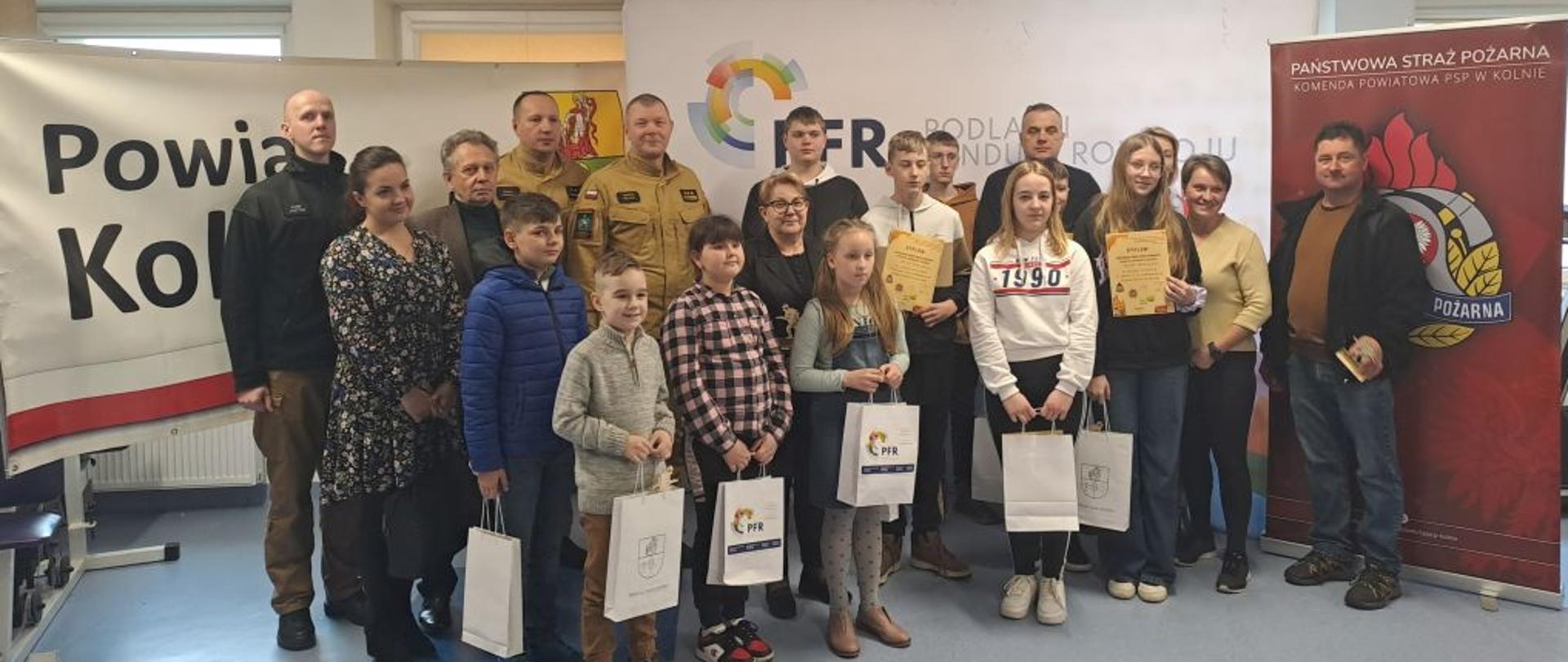 Widać uczestników konkursu, ich opiekunów oraz przedstawicieli organizatora konkursu