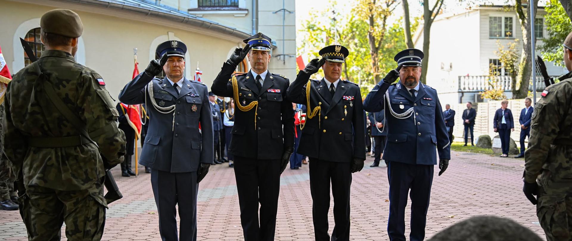 Złożenie kwiatów przez Zastępcę Komendanta Powiatowego Państwowej Straży Pożarnej w Inowrocławiu bryg. Ireneusza Taraszkę wraz z innymi przedstawicielami służb mundurowych stanowiło wyraz hołdu i pamięci o wszystkich, którzy stracili życie oraz doświadczyli represji w wyniku działań wojennych i sowieckiego terroru