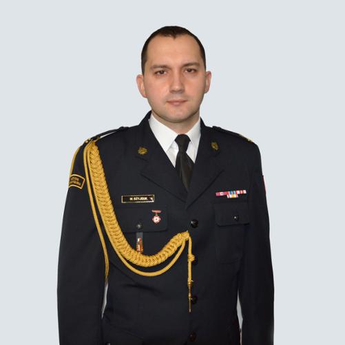 Zdjęcie przedstawia zastępce Komendanta Powiatowego PSP w Ustrzykach Dolnych mł. bryg. mgr inż. Marcina Szyjduka