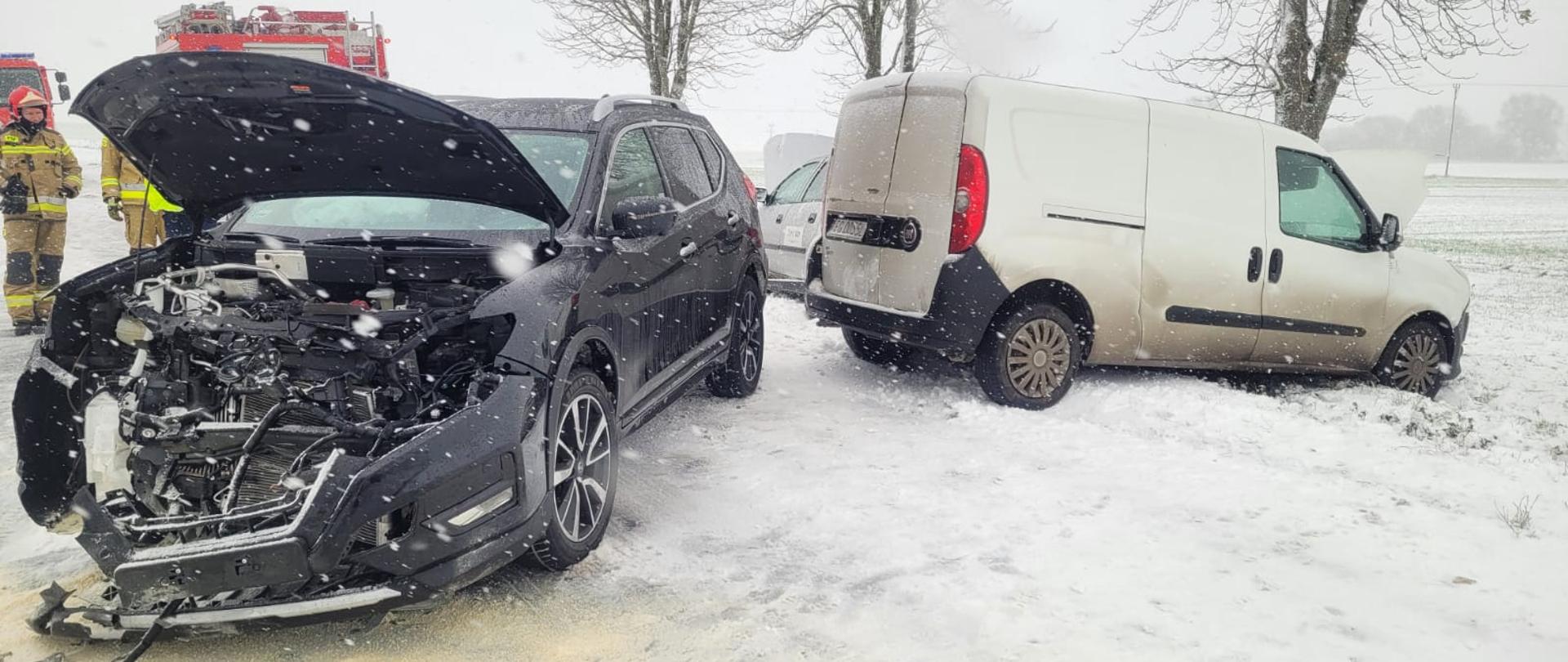 Zdjęcie przedstawia rozbite samochody po wypadku na drodze.