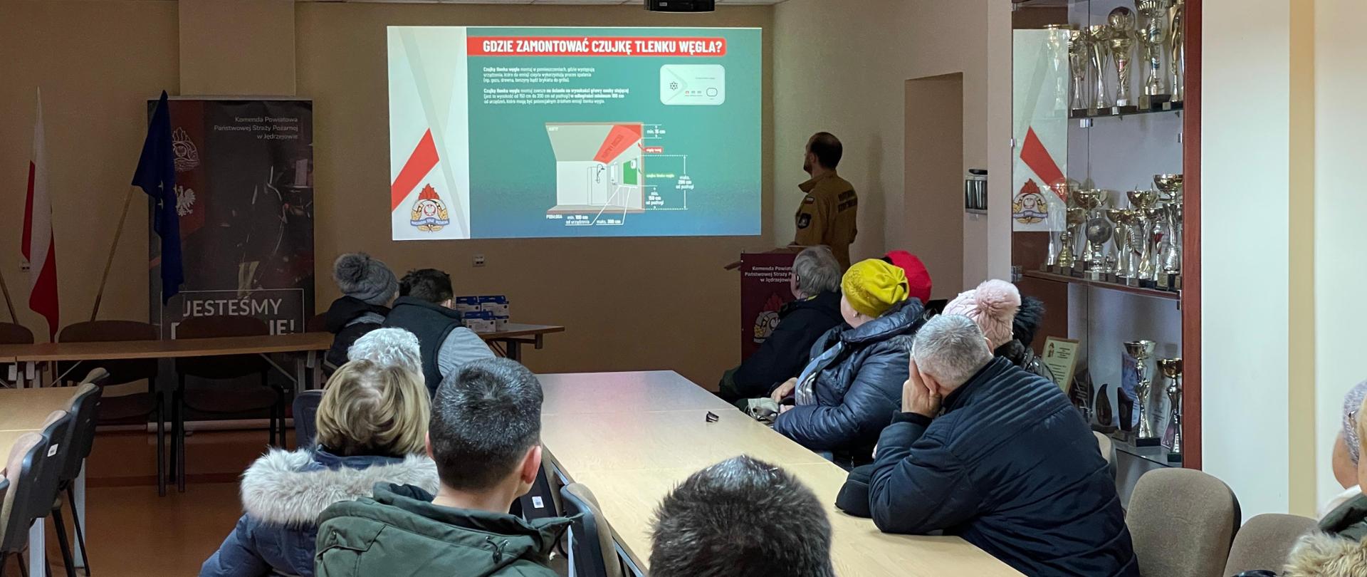 Ludzie podczas spotkania w remizie i szkolenia na temat zagrożeń pożarowych i związanych z czadem