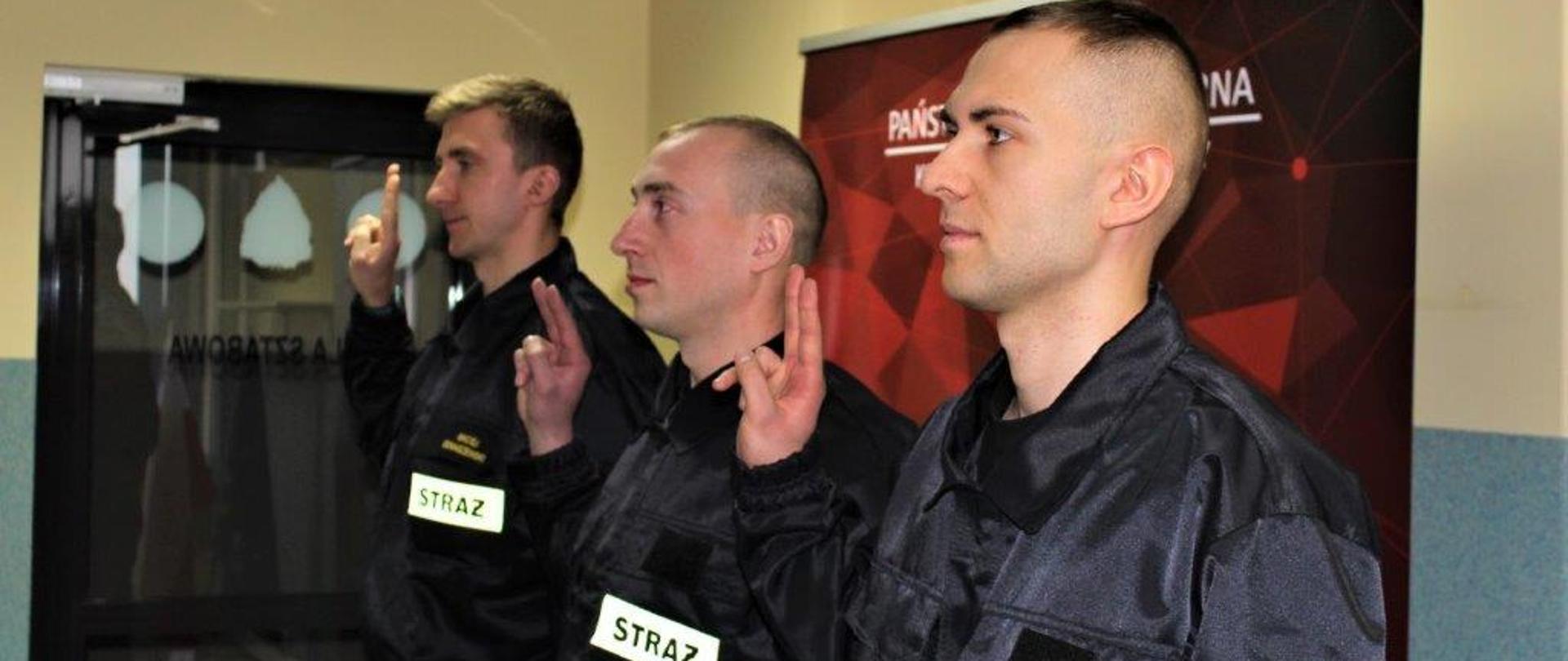 Trzech strażaków w pozycji do ślubowania