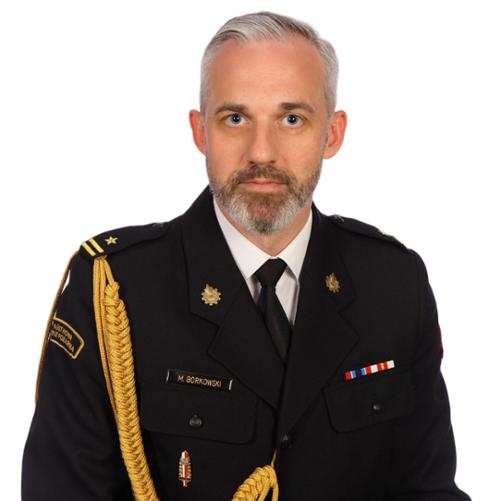 Zdjęcie portretowe mł.bryg. Michała Borkowskiego na jasnym tle w mundurze