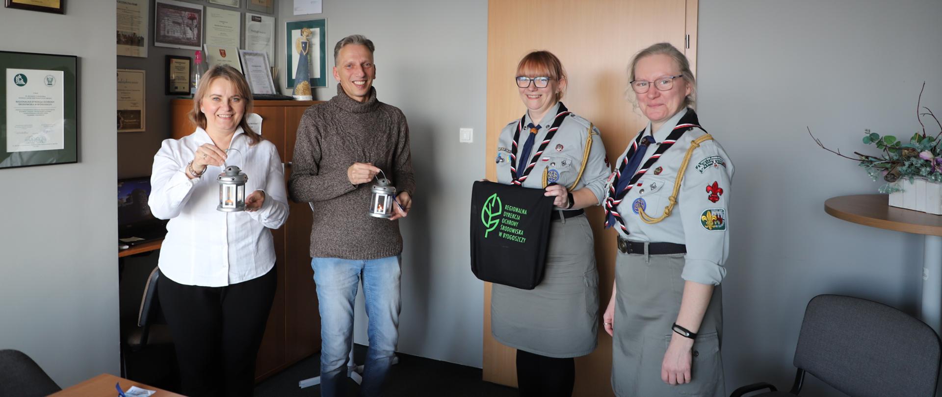 Harcerze ze wspólnoty Związku Harcerstwa Polskiego, Chorągwi Kujawsko-Pomorskiej ZHP przekazują Betlejemskie Światło Pokoju pracownikom RDOŚ