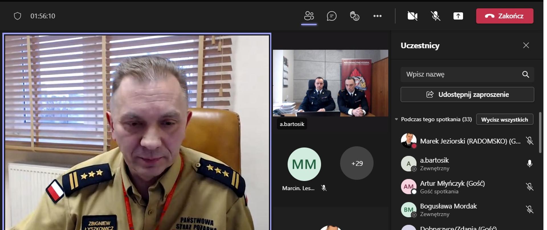 Widok komunikatora internetowego teams. Prostokąt podzielony na mniejsze pola. W jednym z nich Zastępca Łódzkiego Komendanta Wojewódzkiego PSP starszy brygadier Zbigniew Łyszkowicz. W następnym polu Komendant powiatowy i jego Zastępca. Obok lista zalogowanych uczestników.