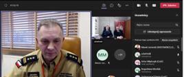 Widok komunikatora internetowego teams. Prostokąt podzielony na mniejsze pola. W jednym z nich Zastępca Łódzkiego Komendanta Wojewódzkiego PSP starszy brygadier Zbigniew Łyszkowicz. W następnym polu Komendant powiatowy i jego Zastępca. Obok lista zalogowanych uczestników.